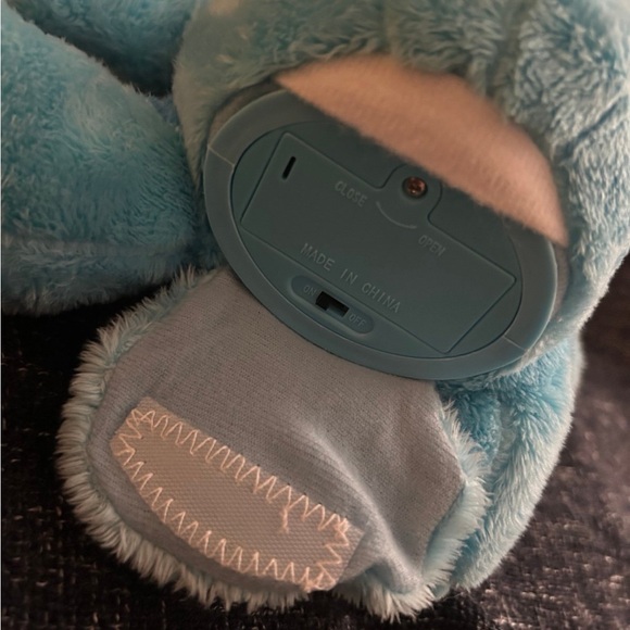 Blue's Clues & You! Peek-A-Blue Interactive 10" Plush Barks Plays Peek A Boo - Picture 6 of 6